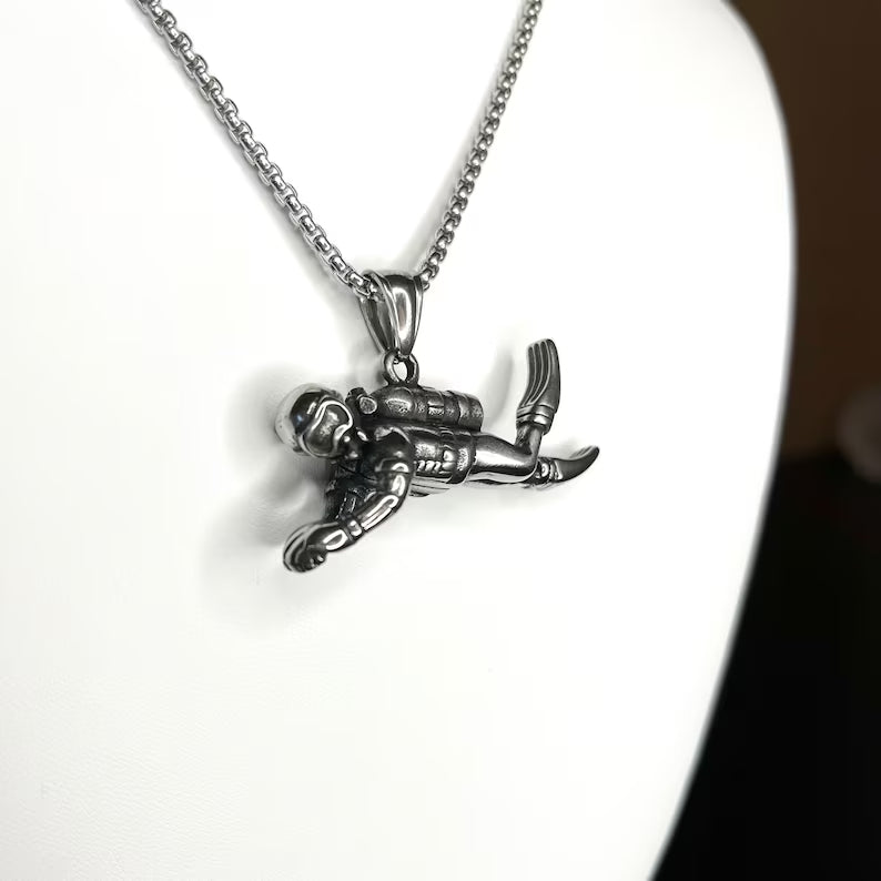 Swimming Diver Pendant Gold/Silver