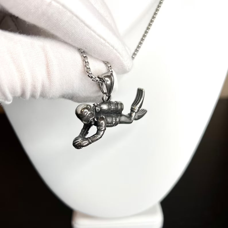 Swimming Diver Pendant Gold/Silver