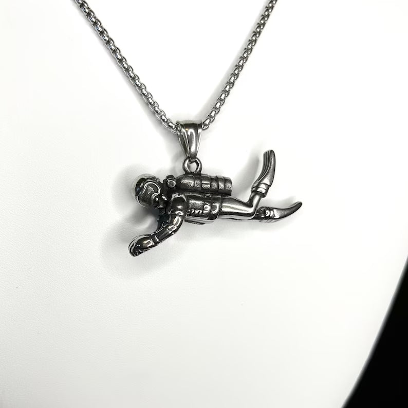 Swimming Diver Pendant Gold/Silver
