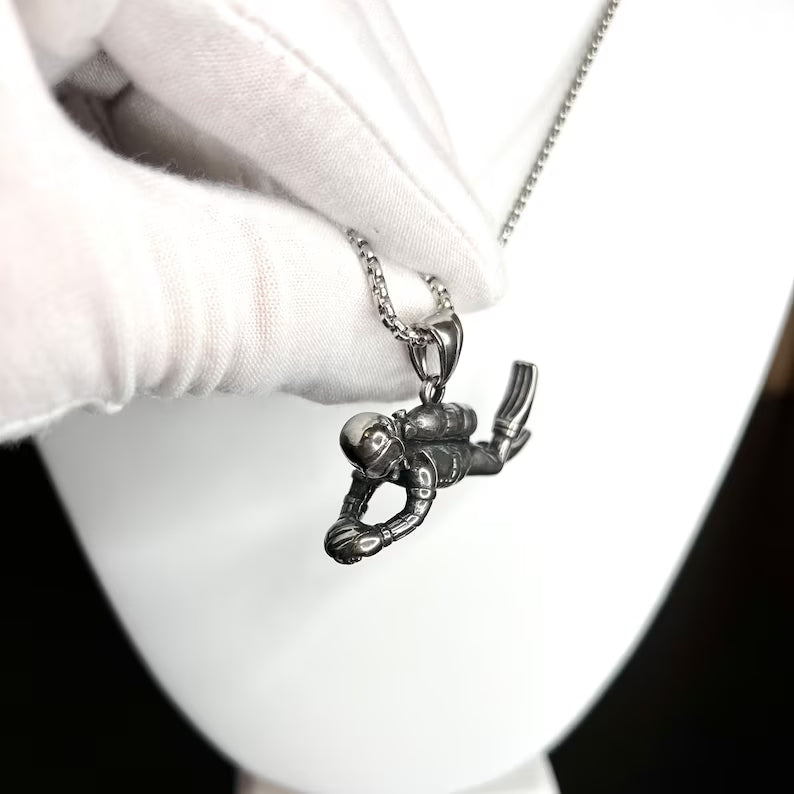 Swimming Diver Pendant Gold/Silver